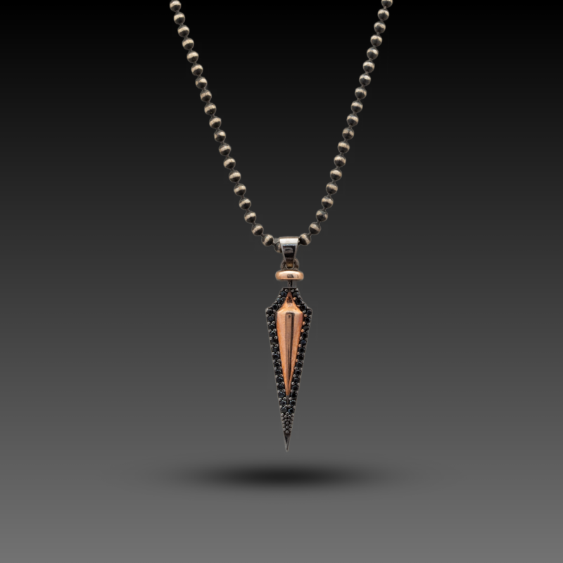 Erkek Altın Mini Javelin Kolye, 4,8 gram olup Altın Erkek Kolye modellerinden biridir. Ağırlığı ve zarif tasarımıyla stilinizi tamamlar.