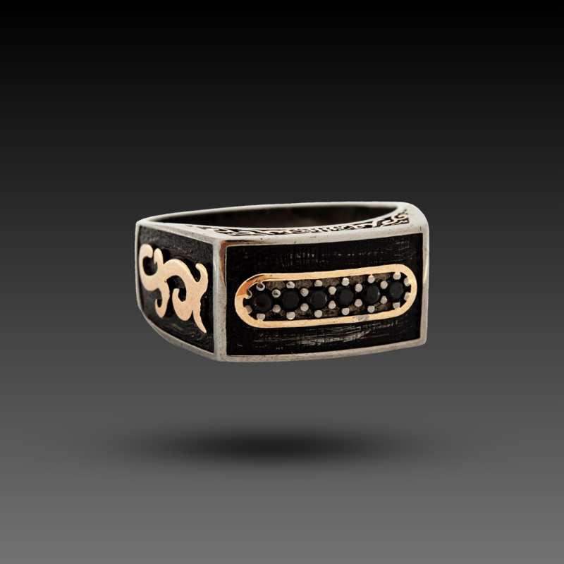 Erkek Pırlanta Mystic Whirl Yüzük, 7,51 gram, Goldium ustalığı ve Altın Erkek Yüzük modeli ile uzun ömürlü kullanım sağlar.