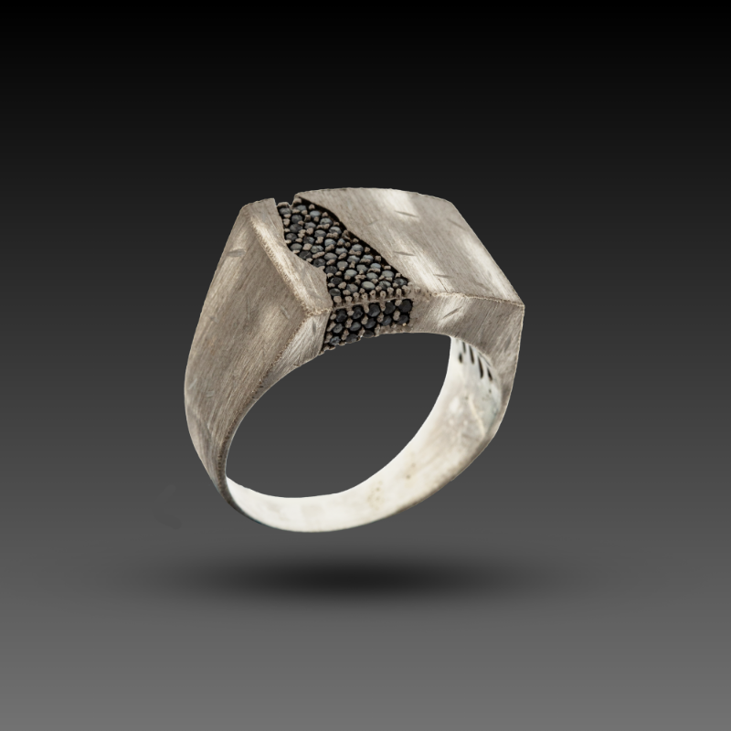 Erkek In Black Yüzük, 0 gram tasarımıyla Altın Erkek Yüzük kategorisinde, Goldium imzasıyla modern bir görünüm sunar.