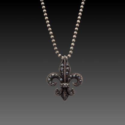 Erkek Pırlanta Lotus Kolye, 0 gram, Goldium ustalığı ve Altın Erkek Kolye modeli ile uzun ömürlü kullanım sağlar.