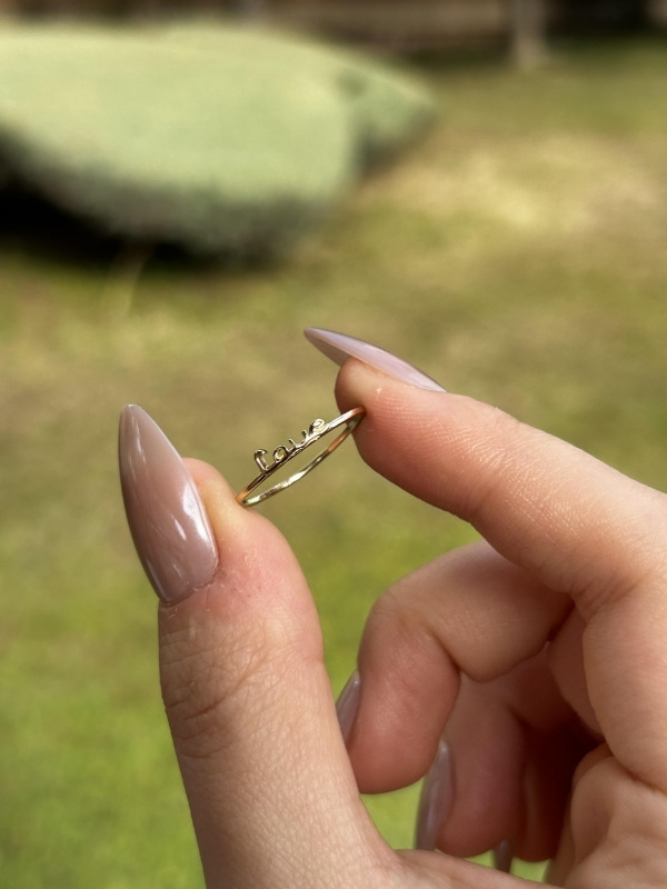 14 Ayar Altın Love Yazılı Kadın Yüzük, 0,65 gram olup Ebru Sever Türk'ün Favorileri modellerinden biridir. Ağırlığı ve zarif tasarımıyla stilinizi tamamlar.