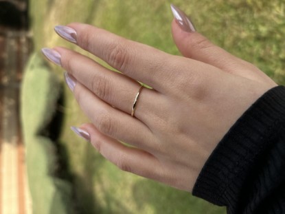 14 Ayar Altın Minimal Tarz Yüzük, 0,75 gram olup Ebru Sever Türk'ün Favorileri modellerinden biridir. Ağırlığı ve zarif tasarımıyla stilinizi tamamlar.