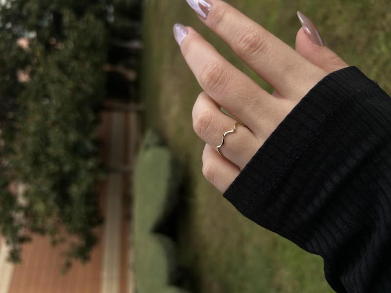 14 Ayar Altın Dalgalı Yüzük, 0,75 gram, Goldium ustalığı ve Ebru Sever Türk'ün Favorileri modeli ile uzun ömürlü kullanım sağlar.