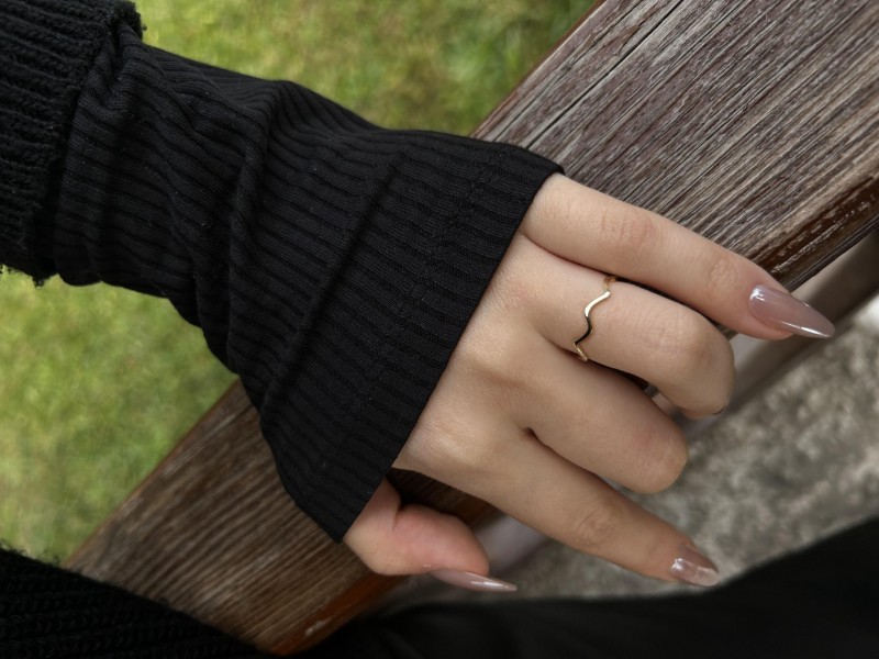 14 Ayar Altın Dalgalı Yüzük, 0,75 gram, Goldium ustalığı ve Ebru Sever Türk'ün Favorileri modeli ile uzun ömürlü kullanım sağlar.