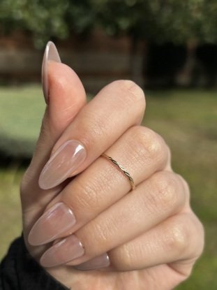 14 Ayar Altın Minimal Burgu Yüzük, 0,76 gram, Goldium ustalığı ve Ebru Sever Türk'ün Favorileri modeli ile uzun ömürlü kullanım sağlar.