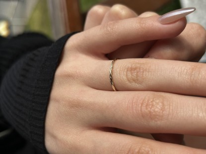 14 Ayar Altın Minimal Burgu Yüzük, 0,76 gram, Goldium ustalığı ve Ebru Sever Türk'ün Favorileri modeli ile uzun ömürlü kullanım sağlar.