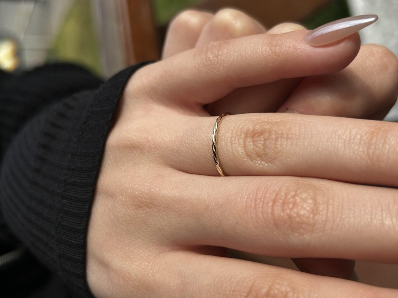 14 Ayar Altın Minimal Burgu Yüzük, 0,76 gram, Goldium ustalığı ve Ebru Sever Türk'ün Favorileri modeli ile uzun ömürlü kullanım sağlar.