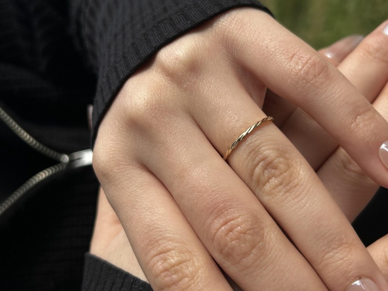 14 Ayar Altın Minimal Burgu Yüzük, 0,76 gram, Goldium ustalığı ve Ebru Sever Türk'ün Favorileri modeli ile uzun ömürlü kullanım sağlar.