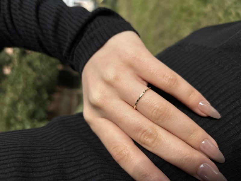 14 Ayar Altın Minimal Burgu Yüzük, 0,76 gram, Goldium ustalığı ve Ebru Sever Türk'ün Favorileri modeli ile uzun ömürlü kullanım sağlar.