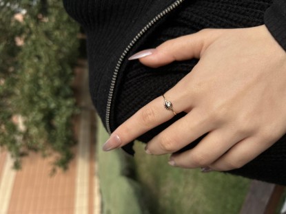 14 Ayar Altın Göz Yüzük, 0,83 gram tasarımıyla Ebru Sever Türk'ün Favorileri kategorisinde, Goldium imzasıyla modern bir görünüm sunar.