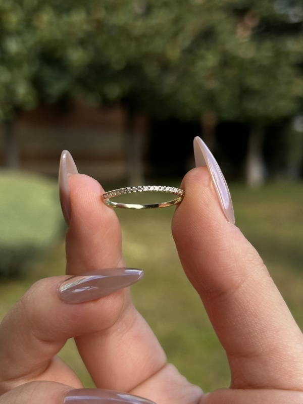 14 Ayar Altın Yarımtur Taşlı Yüzük, 0,91 gram ve özenli işçilikle Altın Minimal Yüzük’in günlük ve özel kullanıma uygun bir Goldium modelidir.