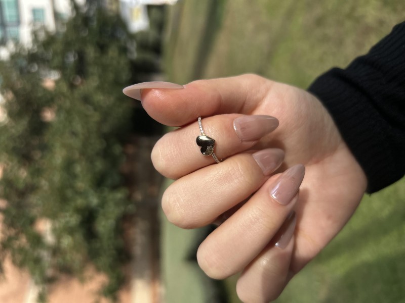 14 Ayar Altın Taşlı Bombeli Kalp Yüzük, 1,00 gram tasarımıyla Ebru Sever Türk'ün Favorileri kategorisinde, Goldium imzasıyla modern bir görünüm sunar.