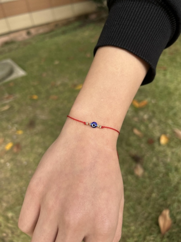 Altın Küçük Toplu Kırmızı Ipli Bileklik, 0,14 gram ve özenli işçilikle Altın Bileklik’in günlük ve özel kullanıma uygun bir Goldium modelidir.