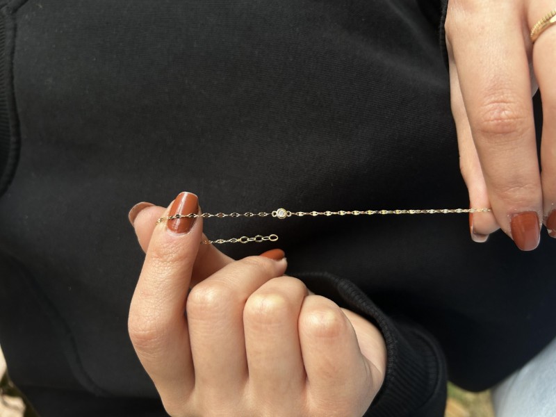 Kelebek zincir yuvarlak taşlı bileklik, 0,68 gram tasarımıyla Altın Bileklik kategorisinde, Goldium imzasıyla modern bir görünüm sunar.