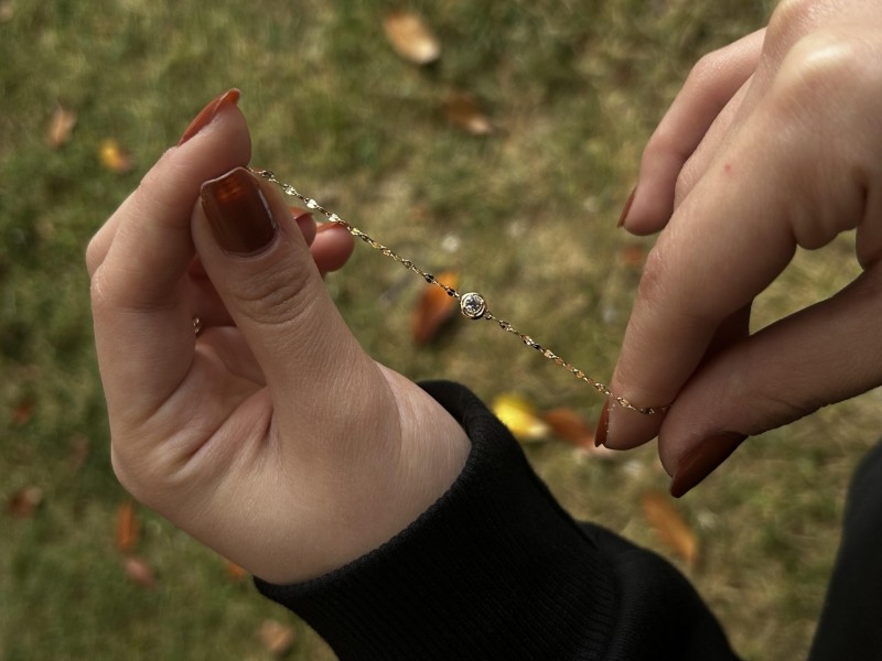 Kelebek zincir tektaş parçalı bileklik, 0,78 gram olup Altın Bileklik modellerinden biridir. Ağırlığı ve zarif tasarımıyla stilinizi tamamlar.