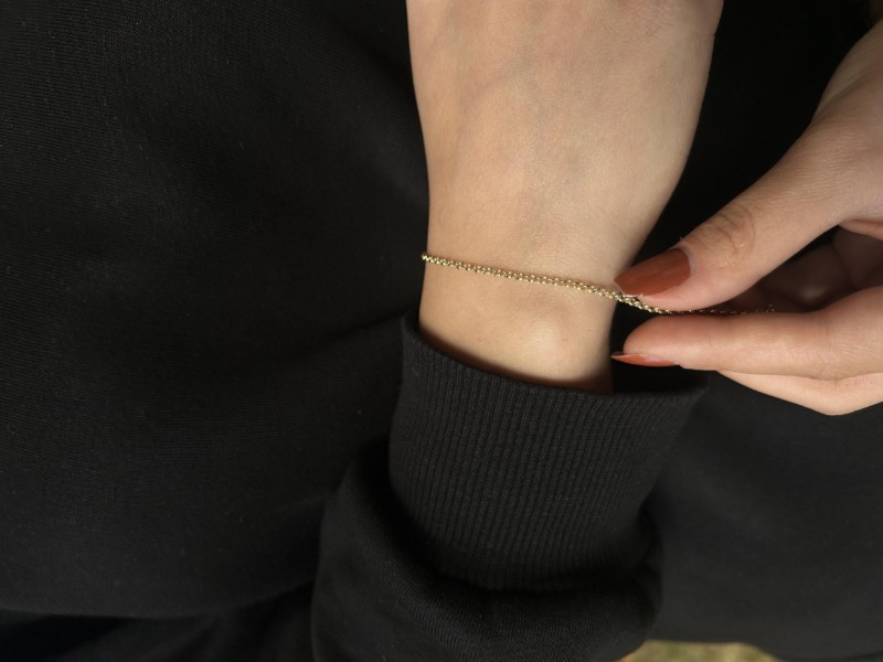 Düz Doç zincir bileklik, 0,81 gram olup Altın Bileklik modellerinden biridir. Ağırlığı ve zarif tasarımıyla stilinizi tamamlar.