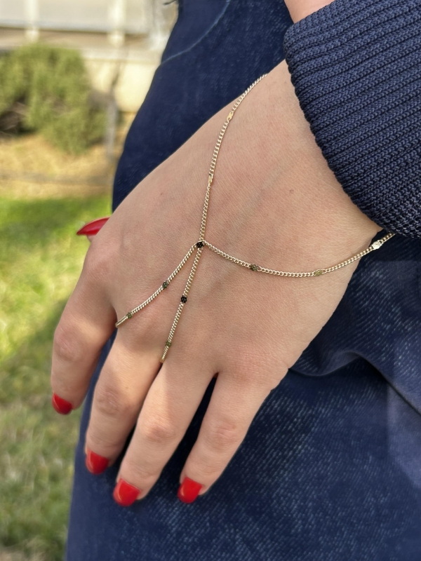 Altın Pul Detaylı Şahmeran Modeli, 2,50 gram olup Ebru Sever Türk'ün Favorileri modellerinden biridir. Ağırlığı ve zarif tasarımıyla stilinizi tamamlar.
