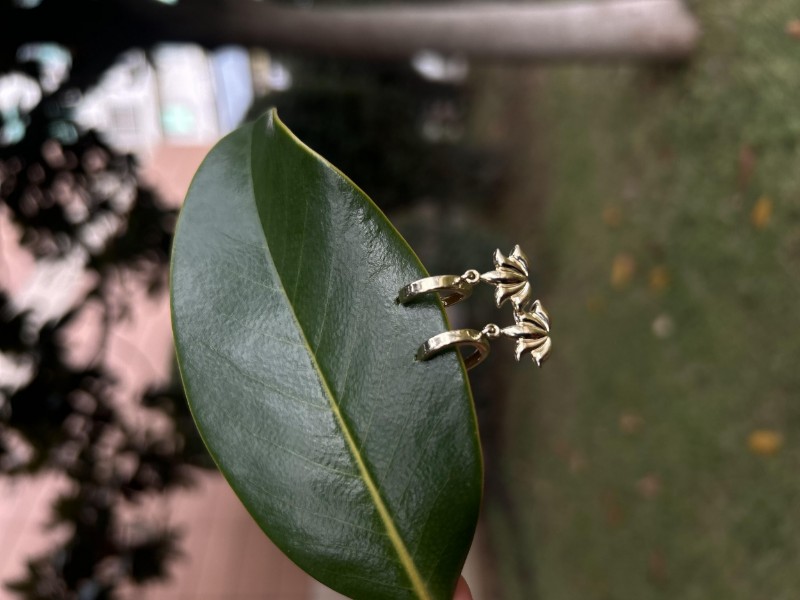 Altın Lotus Küpe, 2,02 gram ve özenli işçilikle Altın Küpe’in günlük ve özel kullanıma uygun bir Goldium modelidir.