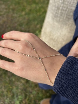 Altın Pul Detaylı Şahmeran Modeli, 2,50 gram olup Ebru Sever Türk'ün Favorileri modellerinden biridir. Ağırlığı ve zarif tasarımıyla stilinizi tamamlar.