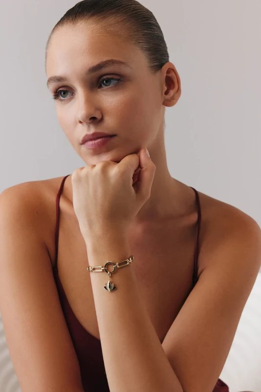 Lotus Charm Bileklik resmi