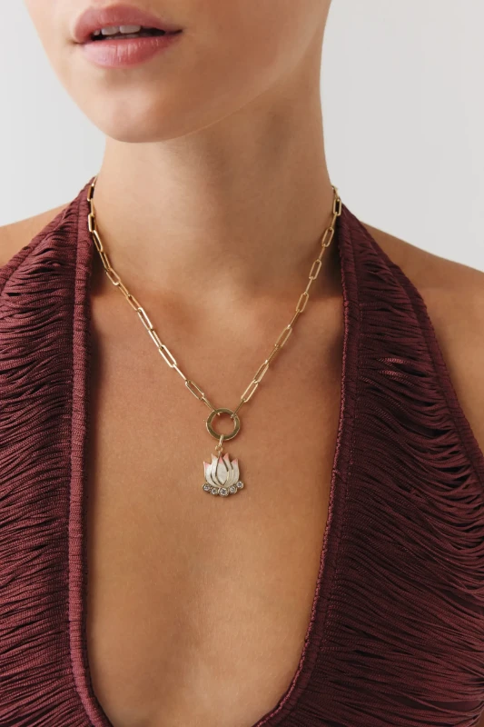 Pembe Lotus Kolye resmi