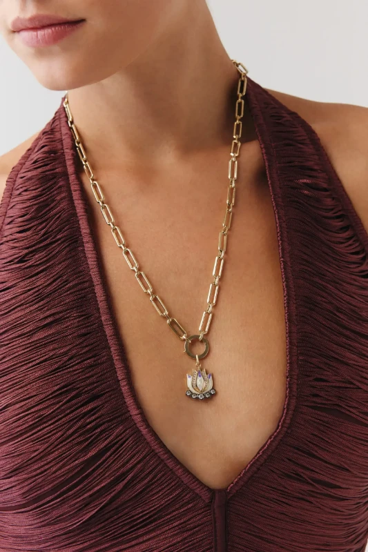 Mor Lotus Charm Kolye resmi