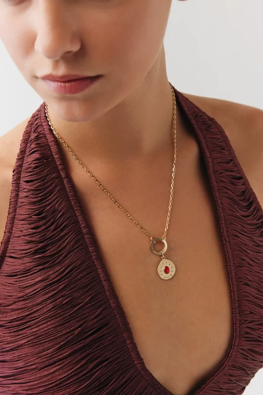 Oval Kırmızı Taşlı Asimetrik Madalyon Charm Kolye resmi
