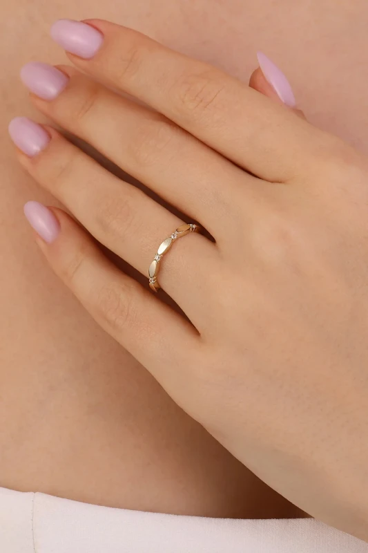 Minimal Sıra Taşlı ve Oval Yüzük resmi